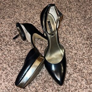 Nine West Beautiful Black/Gold 3 inch heels! You better WALK!!